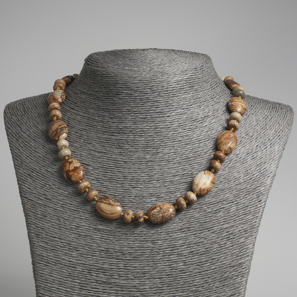 Naszyjnik z pejzażowego jaspisu, płaski owal, średnica 13×18 mm ±, rondel o średnicy 9×5 mm ±, długość około 45 cm ±