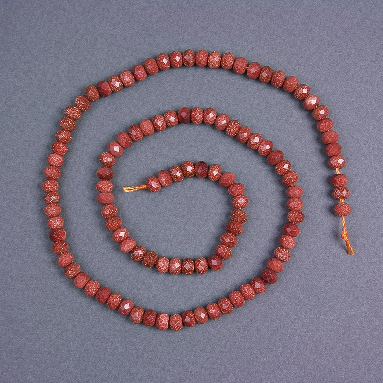 Koraliki z awenturynu „złoty piasek” – naturalny kamień fasetowany, w kształcie rondla, wymiary około 5×3,5 mm, nawleczone na nitkę, długość około 38 cm+