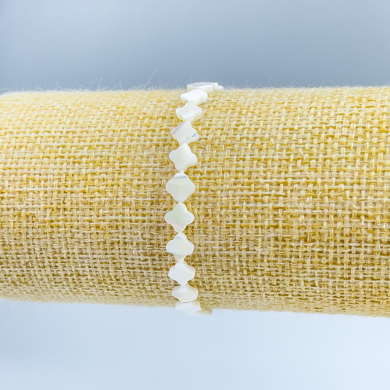 Bransoletka z masy perłowej w kształcie koniczyny, średnica 6×6×2 mm, długość 18 cm (rozciągliwa)