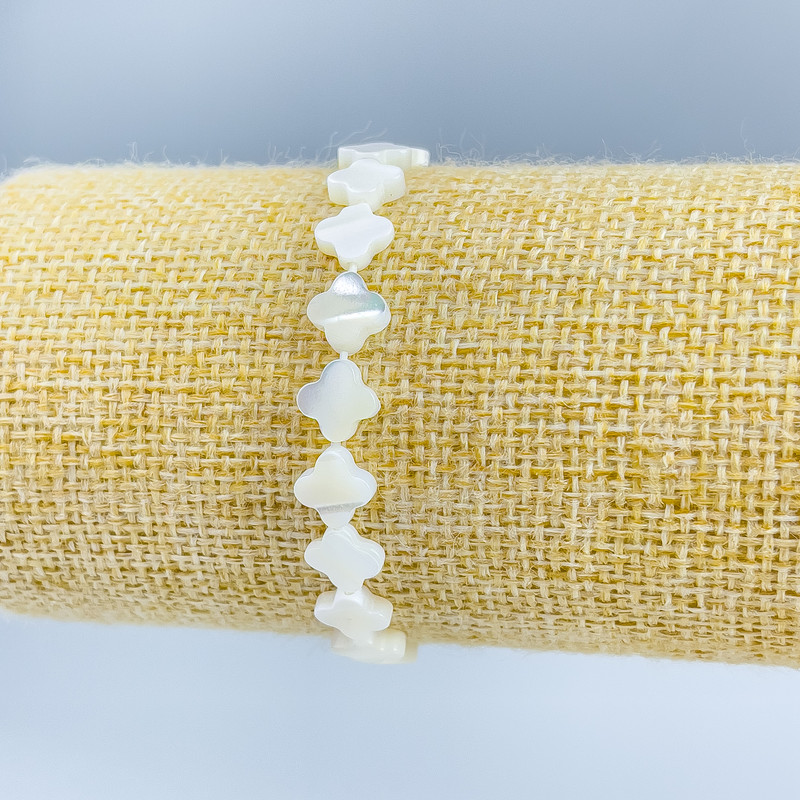 Bransoleta z masy perłowej w kształcie koniczyny, wymiary 8×8×2 mm, długość 18 cm (rozciągliwa)