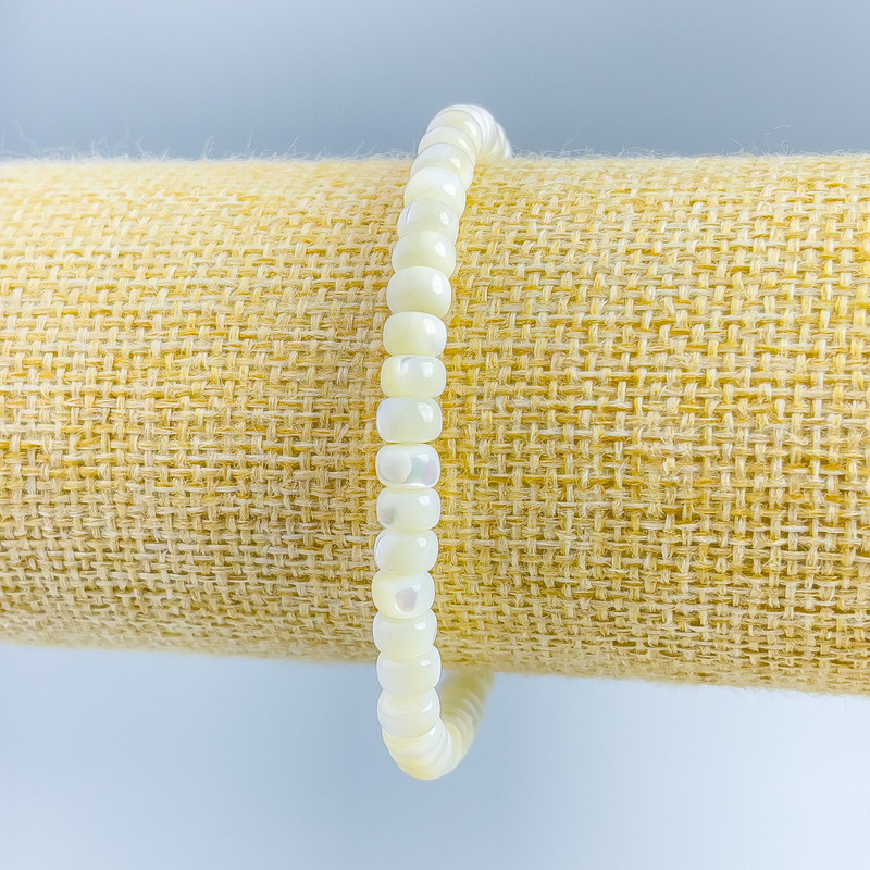 Bransoletka z masy perłowej, gładki rondel, średnica 6x4 mm, długość 18 cm (rozciągliwa)