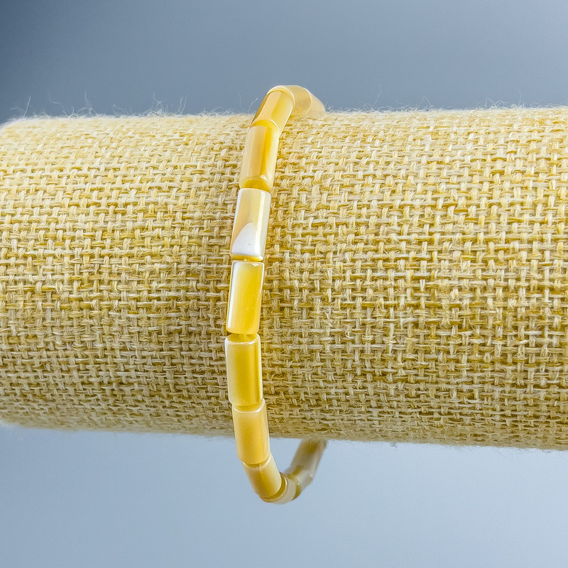 Bransoletka z beżowej masy perłowej cylindryczna beżowa, średnica 4,5×10 mm, długość 18 cm (elastyczna)