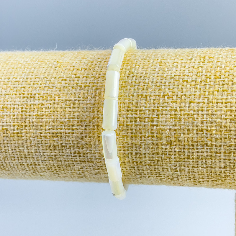 Bransoletka z białej masy perłowej, cylindryczne koraliki, średnica 4,5×10 mm, długość 18 cm (elastyczna)