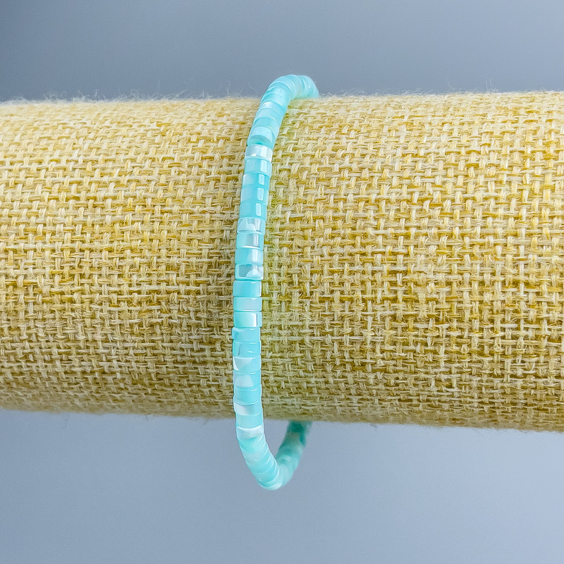 Bransoletka z masy perłowej w odcieniu błękitu, dyski o średnicy 4×2 mm, długość 18 cm (elastyczna)