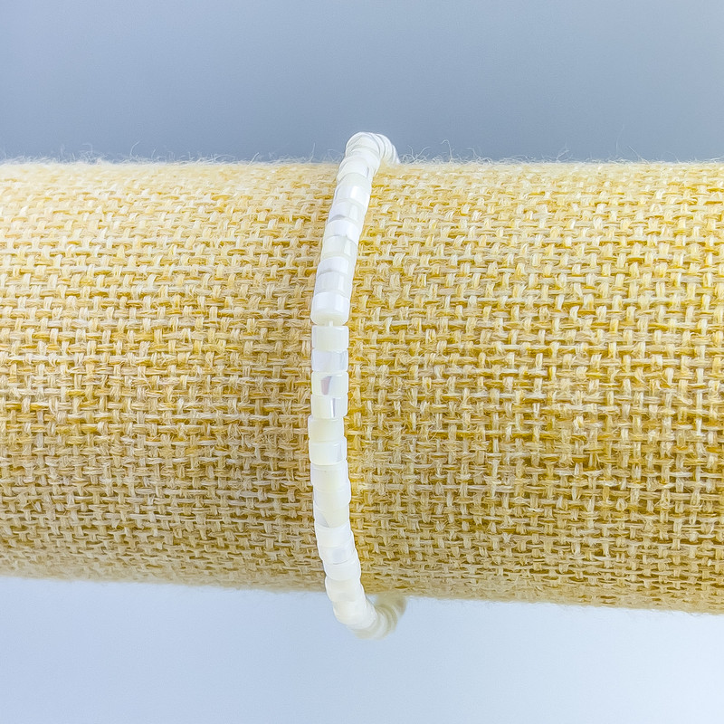 Bransoletka z tonowanej białej masy perłowej, dyskowe koraliki o średnicy 4×2 mm, długość 18 cm (elastyczna)