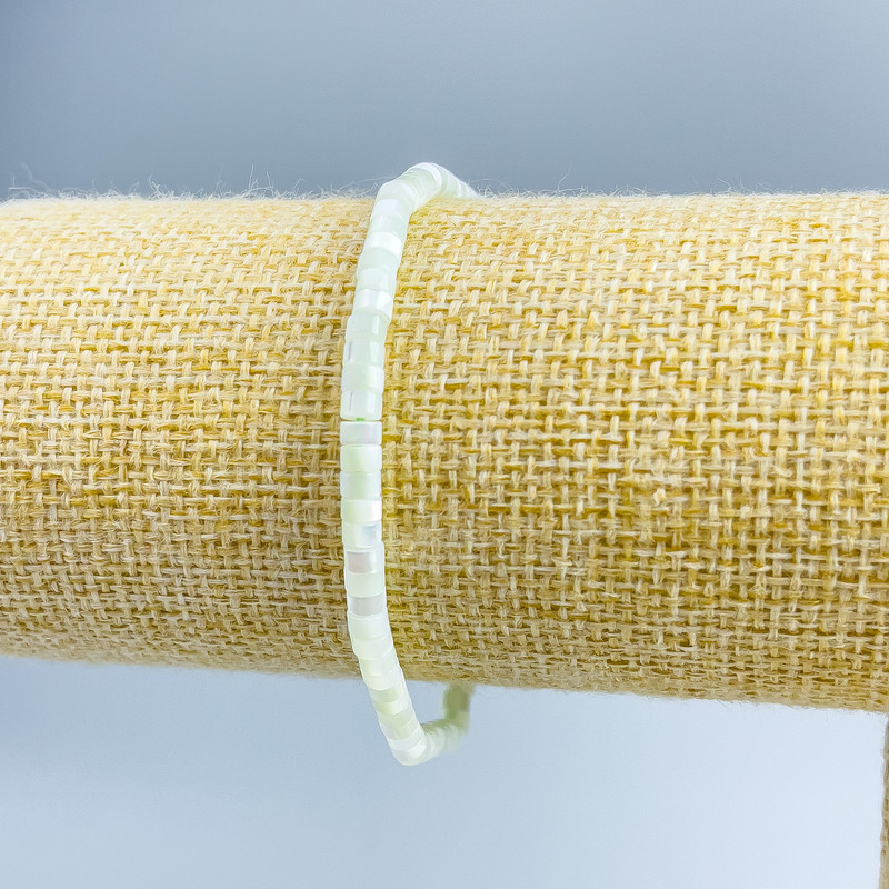 Bransoletka z masy perłowej tonowana w odcień miętowy, talerzyki o średnicy 4×2 mm, długość 18 cm (elastyczna)