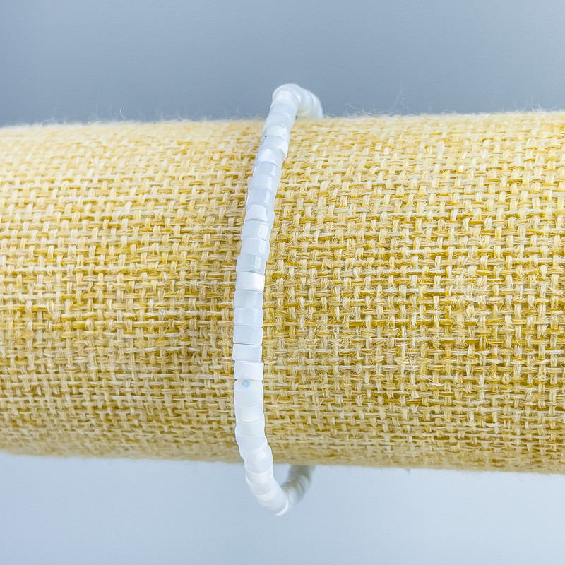 Bransoletka z tonowanej masy perłowej w jasnoniebieskim odcieniu, dyski o średnicy 4×2 mm, długość 18 cm (elastyczna)