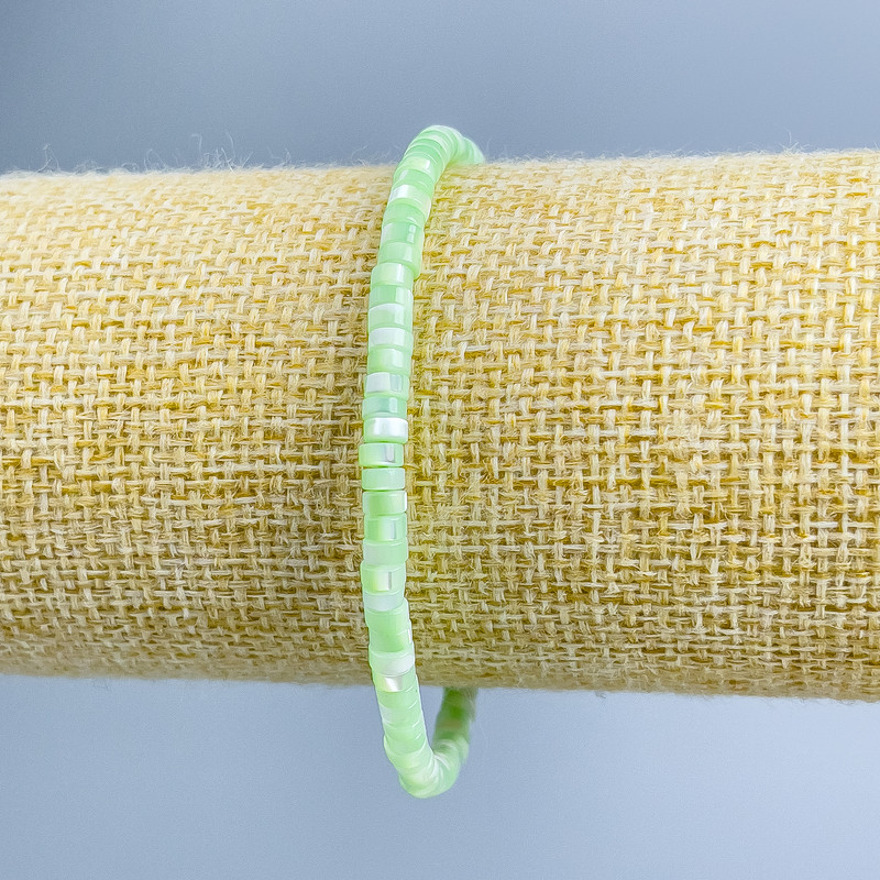 Bransoletka z masy perłowej tonowana jasnozielona, dyski o średnicy 4×2 mm, długość 18 cm (rozciągana)