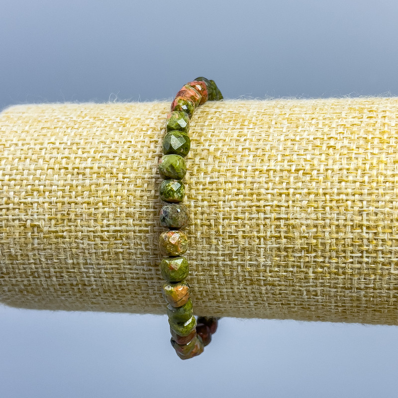 Bransoletka z jaspisu unakitu, naturalny kamień, fasetowane kostki o wymiarach około 5×5×5 mm, długość 18 cm (elastyczna)