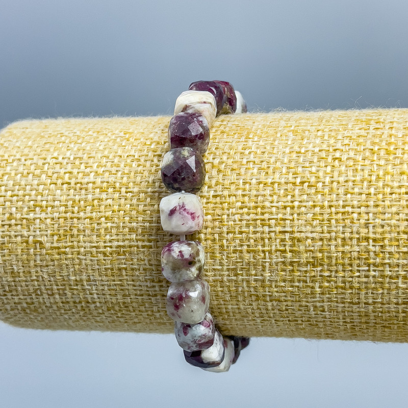 Bransoletka z turmalinu, naturalny kamień, fasetowane kostki o wymiarze 9×9 mm, długość 18 cm (na elastycznej gumce)