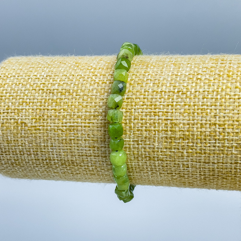 Bransoletka z kanadyjskiego jadeitu, naturalny kamień, facetowany sześcian, średnica 5×5 mm, długość 18 cm (rozciągana)