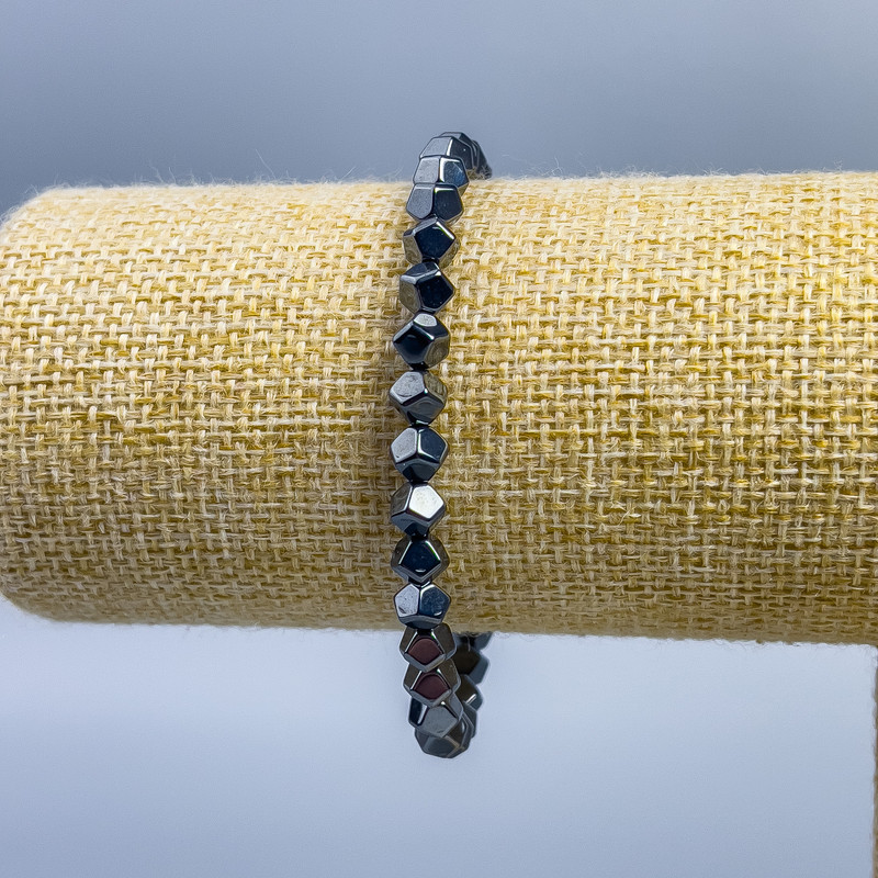 Bransoletka z hematytu o wielokątnym kształcie, średnica 5×5 mm ±, długość 18 cm (rozciągliwy)