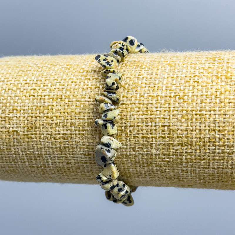 Bransoletka z jaspisu dalmatyńskiego – drobne kawałki, średnica 5×3–14×5 mm, długość 18 cm (rozciągliwa)