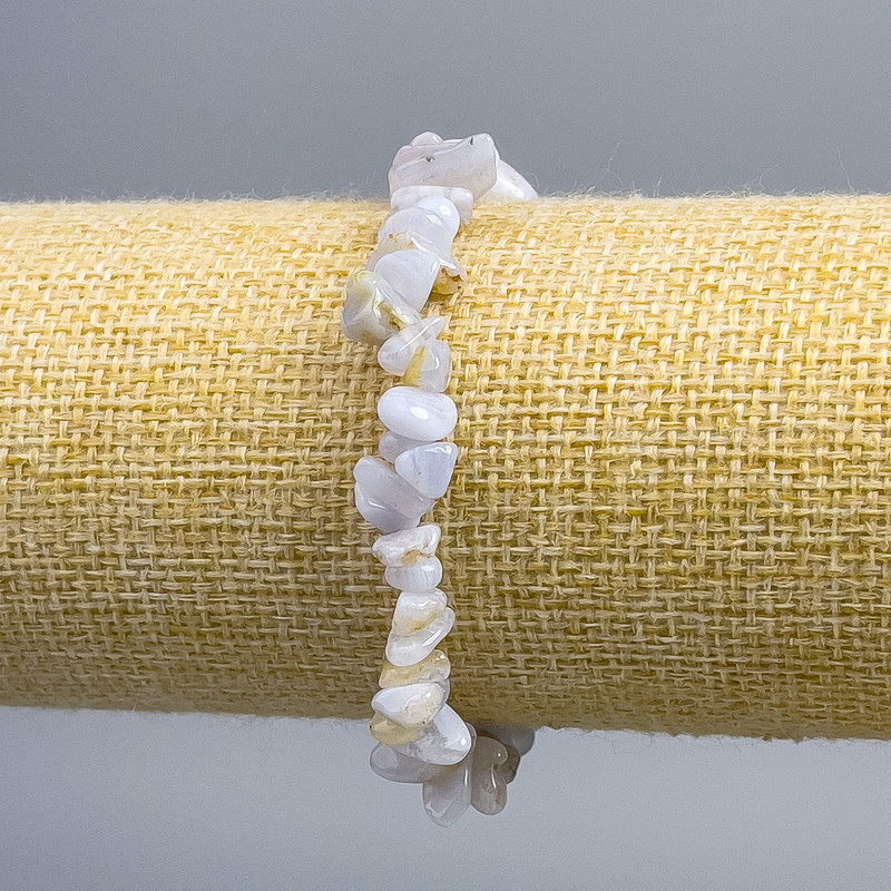 Bransoletka z błękitnego agatu – drobne kawałki, wymiary 5×3–10×5 mm, długość 18 cm (rozciągana)