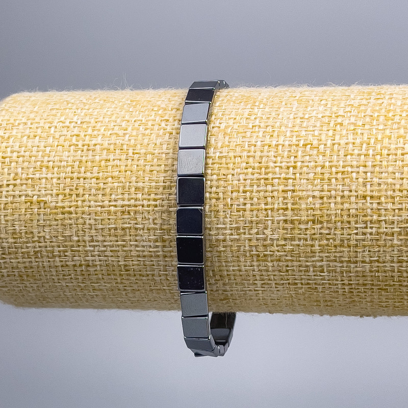 Bransoletka hematitu z kwadratowych koralików, średnica 6×6×2 mm, długość około 18 cm (elastyczna)