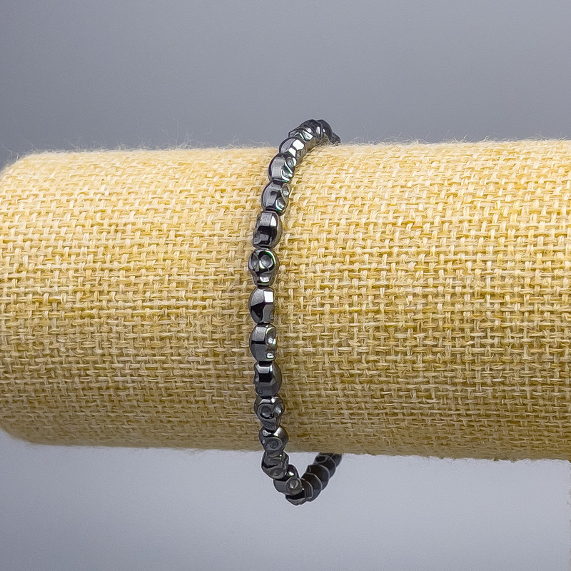 Bransoletka z hematitu „Czaszka”, średnica 5×6×5 mm, długość 18 cm (rozciągana)