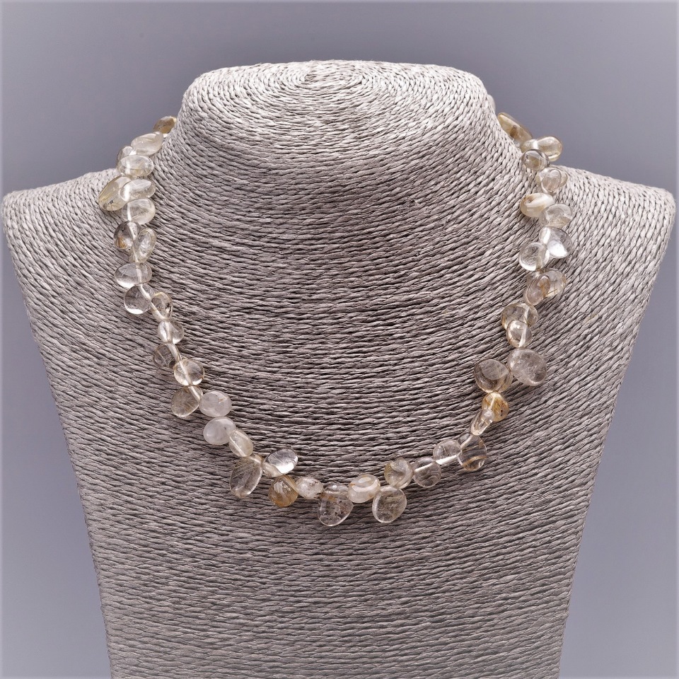 Naszyjnik z naturalnego kwarcu włosowego złocisty, galwanicznie pozłacany, motylek, średnica 8 mm, długość 47 cm