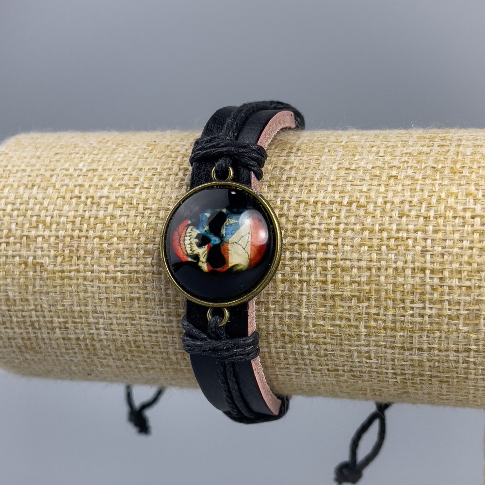 Bransoletka z ekoskóry „Czaszka z flagą” na zapięciach, 1 szt.