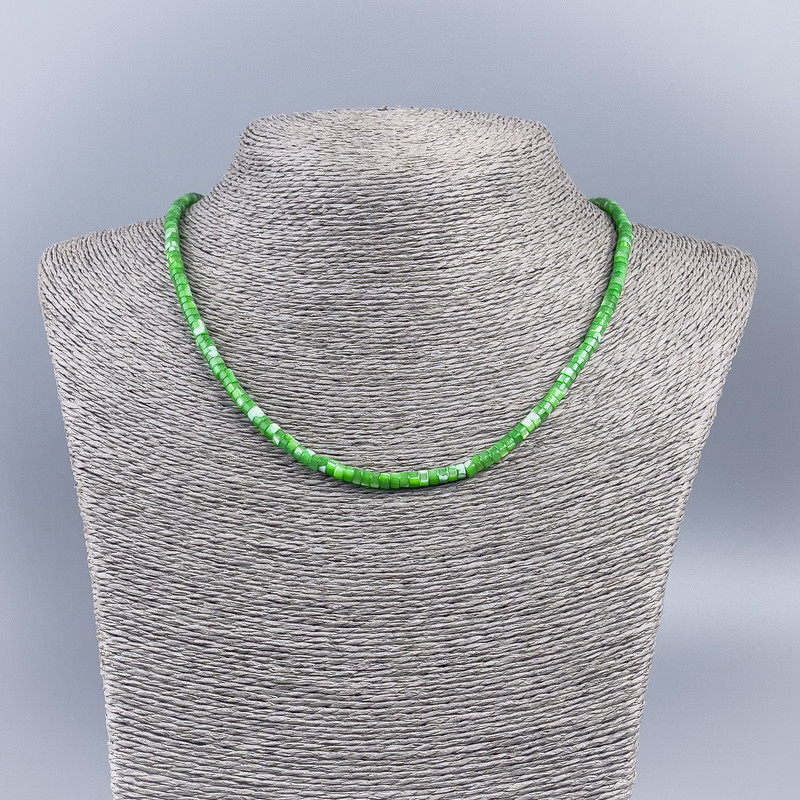 Naszyjnik-choker z naturalnej masy perłowej (tonowany), zielone rondelki o gładkiej powierzchni, średnica 4×2 mm, długość 48 cm