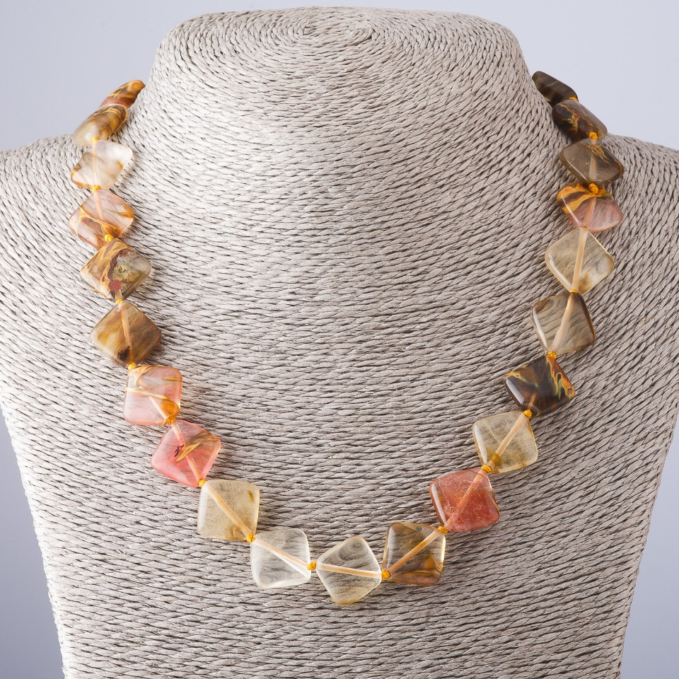 Naszyjnik z chalcedonu w kształcie rombu, długość 47 cm, średnica 14×14 mm