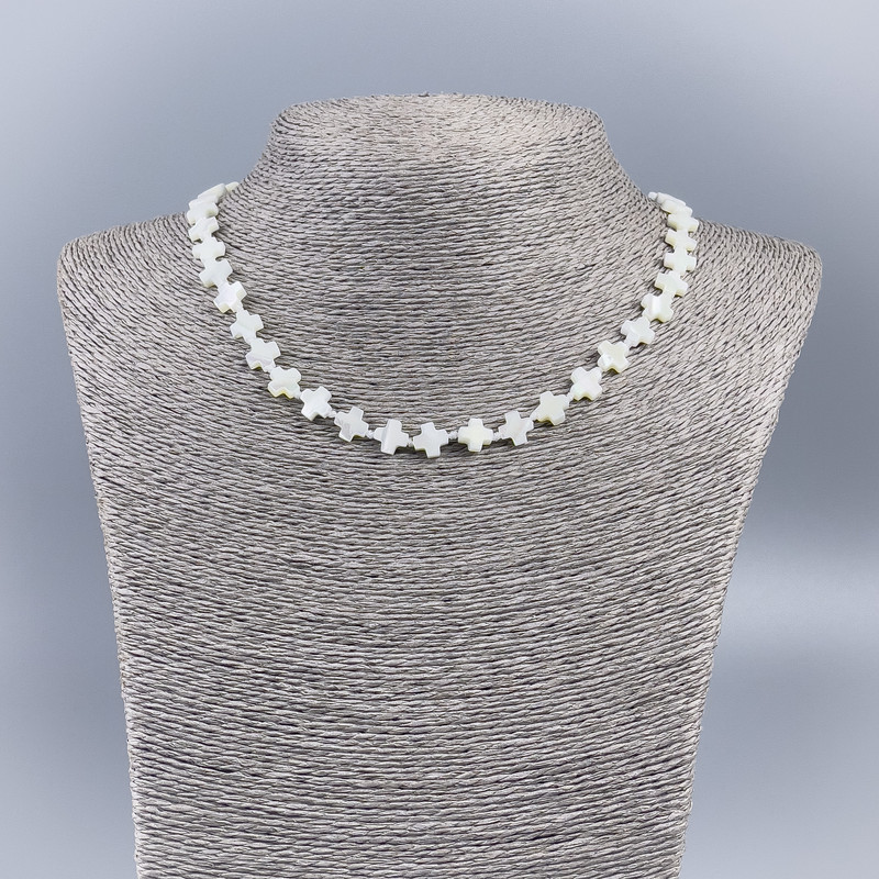 Naszyjnik z naturalnej białej masy perłowej w formie krzyżyków, średnica 8×8×3 mm, długość około 50 cm