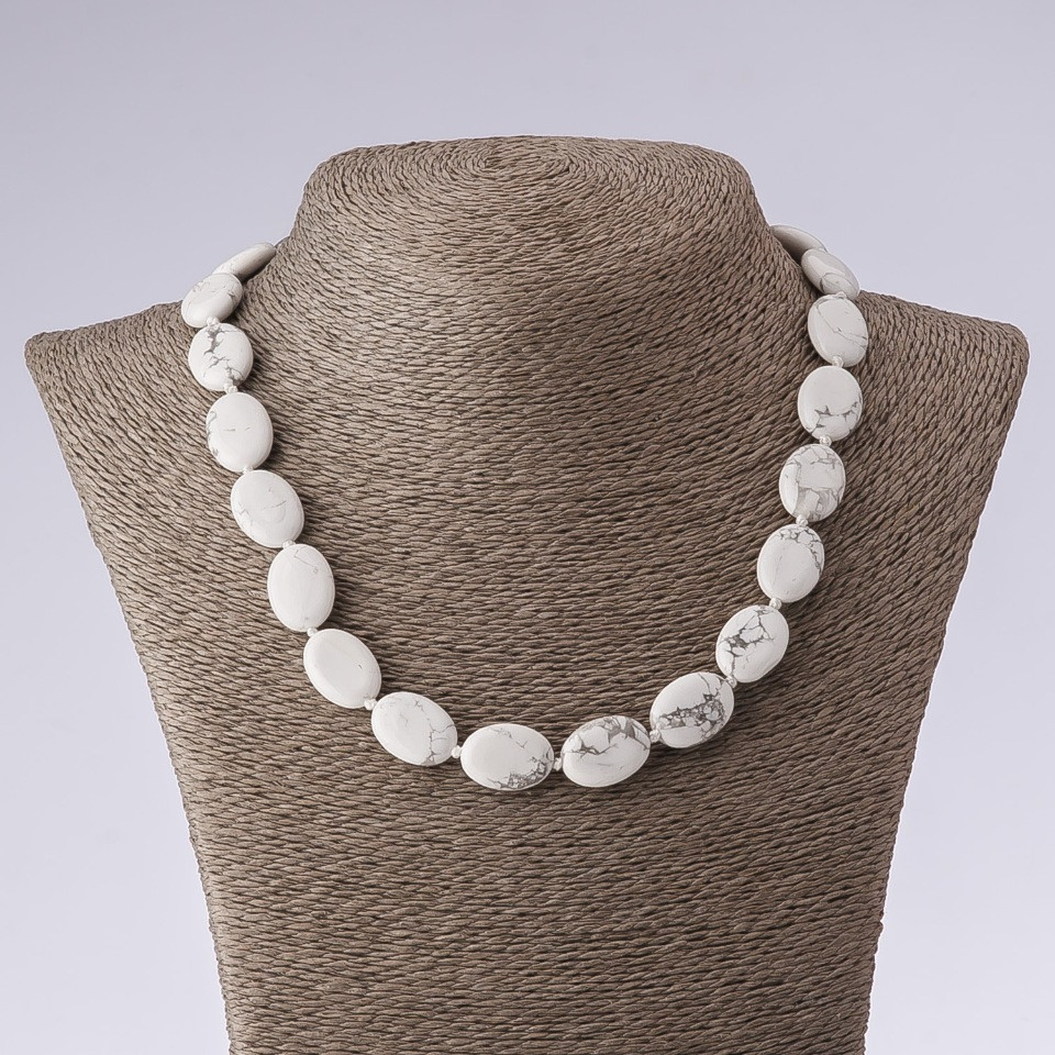 Naszyjnik z howlitem, kamień w kształcie owalnym, długość 45 cm, rozmiar 13×18 mm