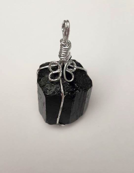 Wisiorek z naturalnego kamienia Turmalin Sherl 27×16 mm ± oprawa srebrzysta, kształt może się różnić