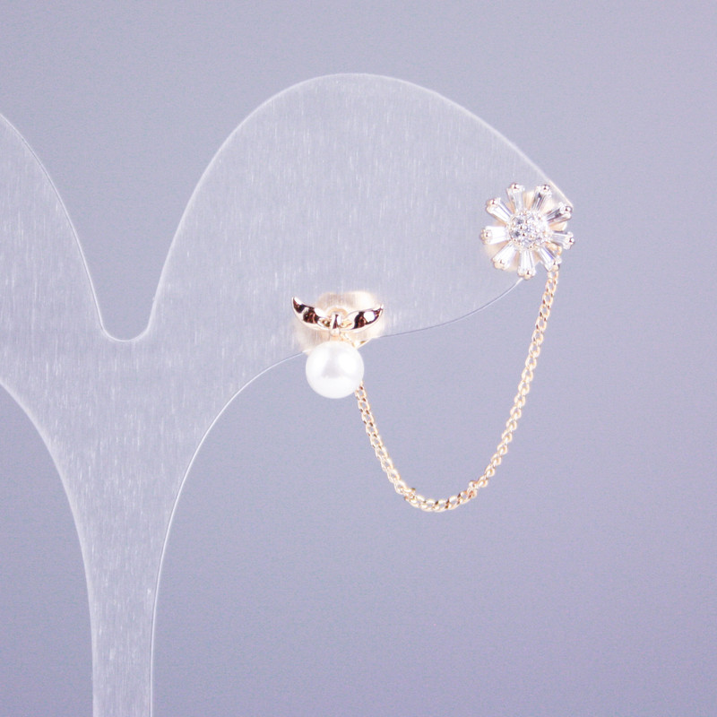 Podwójne kolczyki wkrętki Xuping z pozłotą 18K, z łańcuszkiem i perłą Majorka