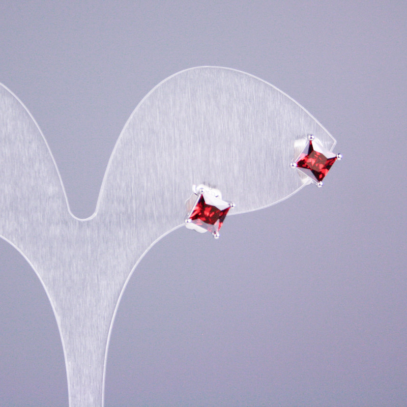 Kolczyki sztyftowe Xuping z rodowym pokryciem, z czerwonym kamieniem, kwadrat 5×5 mm, długość 16 mm