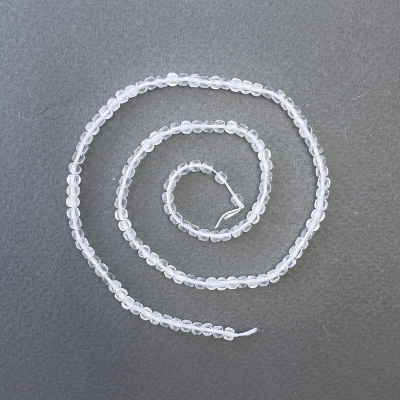 Koraliki na nici – kryształ górski, naturalny kamień, kostka, średnica 3×3 mm, długość 39 cm