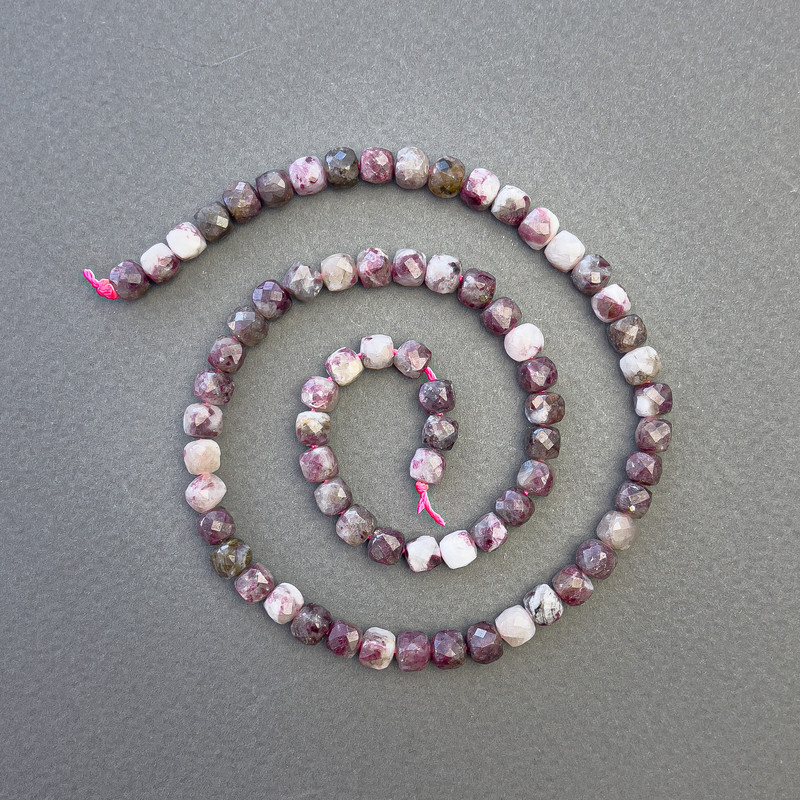 Koraliki z turmalinu fasetowane kostki 5×5 mm na nici