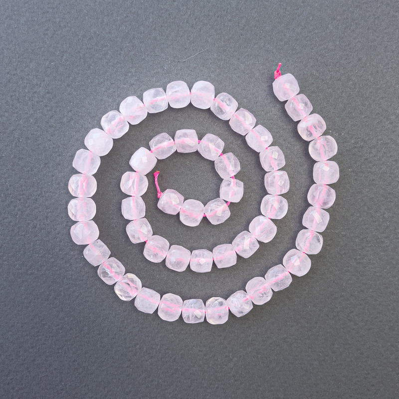 Koraliki różowego kwarcu – naturalny kamień, fasetowane sześciany, średnica 7 mm, długość około 39 cm na nitce