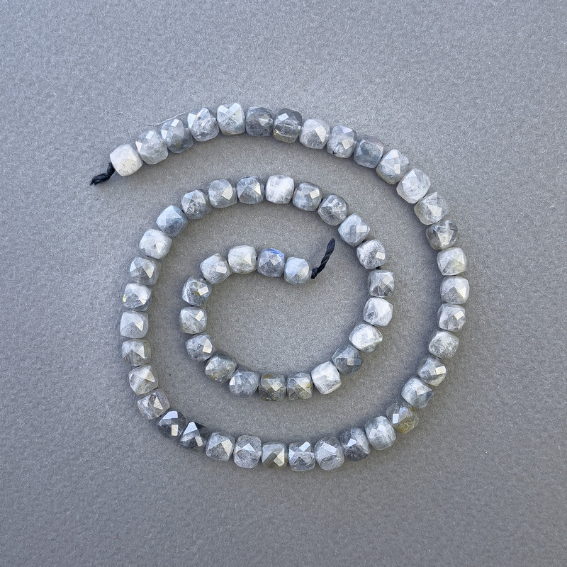 Koraliki z labradorytu naturalnego w fasetowanych kostkach, średnica 6×6 mm, długość około 39 cm, na nitce