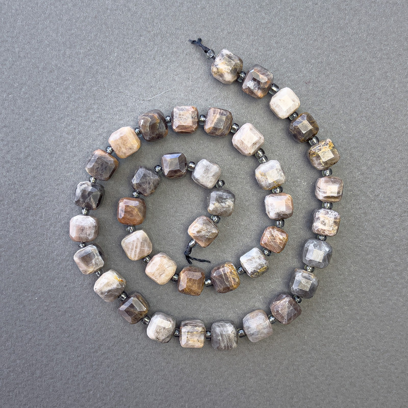 Koraliki z Kamienia Słonecznego, naturalny kamień, fasetowany sześcian, średnica około 8×8 mm, długość około 39 cm, na nitce z drobnymi koralikami