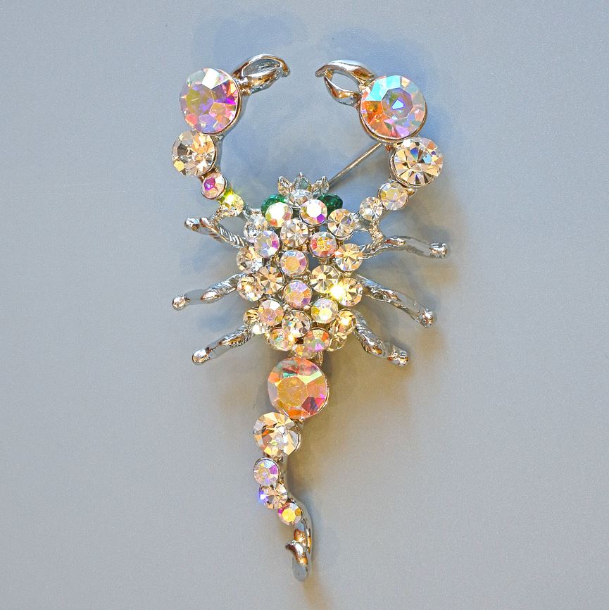 Broszka Skorpion z białymi i zielonymi kryształami, ze srebrnego metalu 70×37 mm+