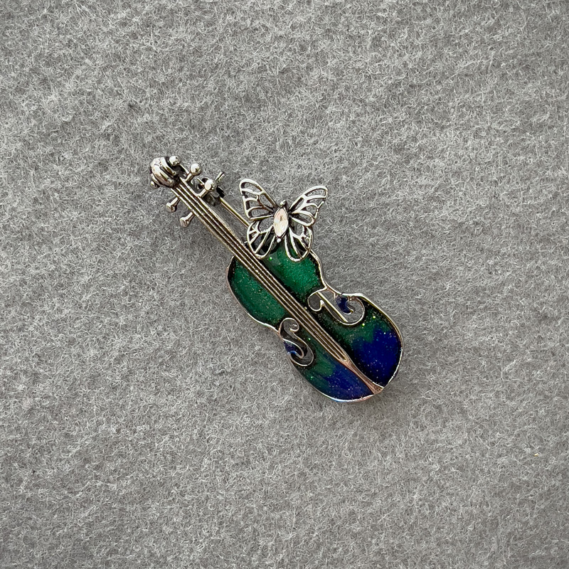Broszka w kształcie skrzypiec z błękitną i niebieską emalią z błyszczącymi kryształkami, srebrny metal, 47×24 mm+