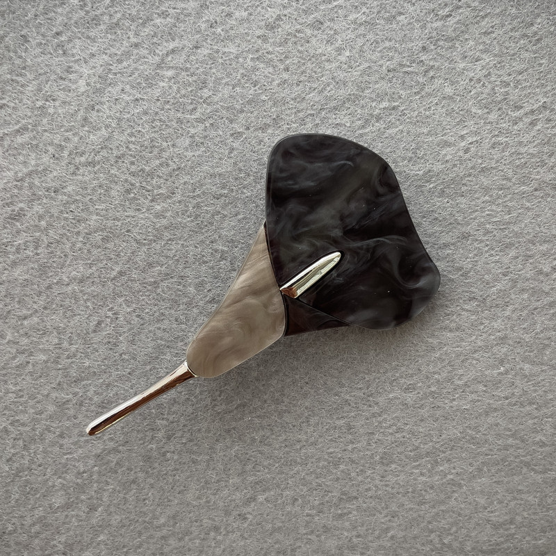 Broszka Kwiat Kaliny – czarny i szary perłowy połysk, metal srebrny, 76×44 mm+