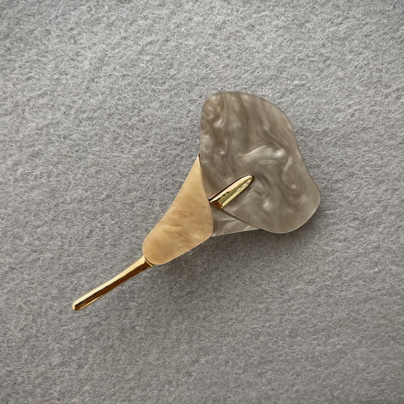 Broszka Kwiat Kaliny – szary i biały perłowy połysk, złoty metal 76×44 mm+