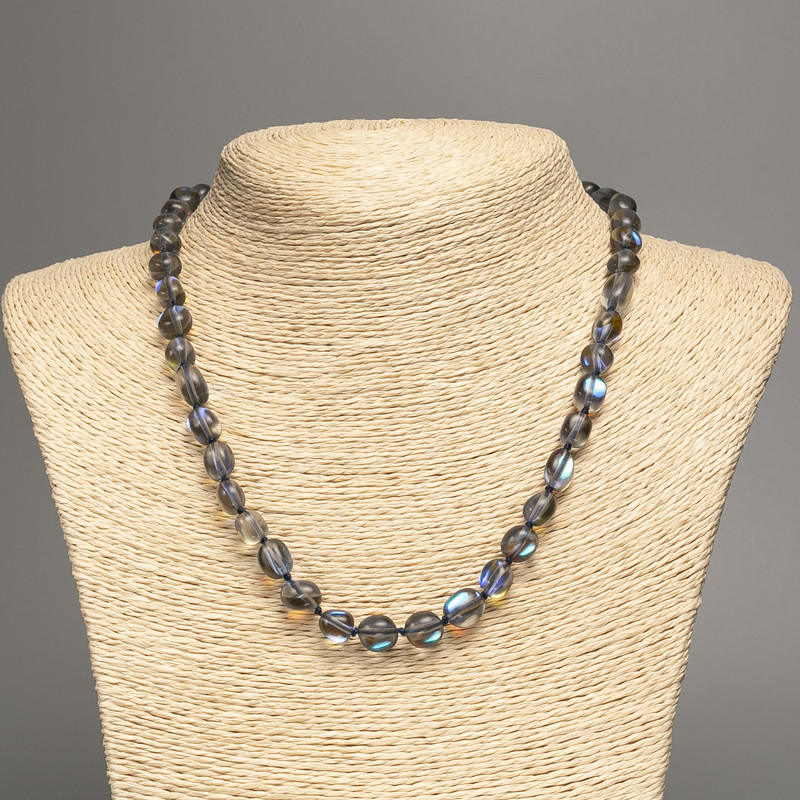 Naszyjnik z opalowego szkła w odcieniu szaro-niebieskim w kształcie łezki, średnica 8×10 mm, długość 50 cm