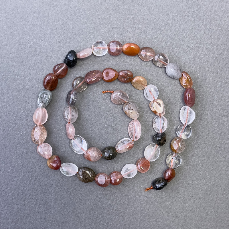 Koraliki kwarcu rutylowego włosistego, naturalny kamień, fasetowane, średnica ok. 7×9 mm, długość 40 cm+