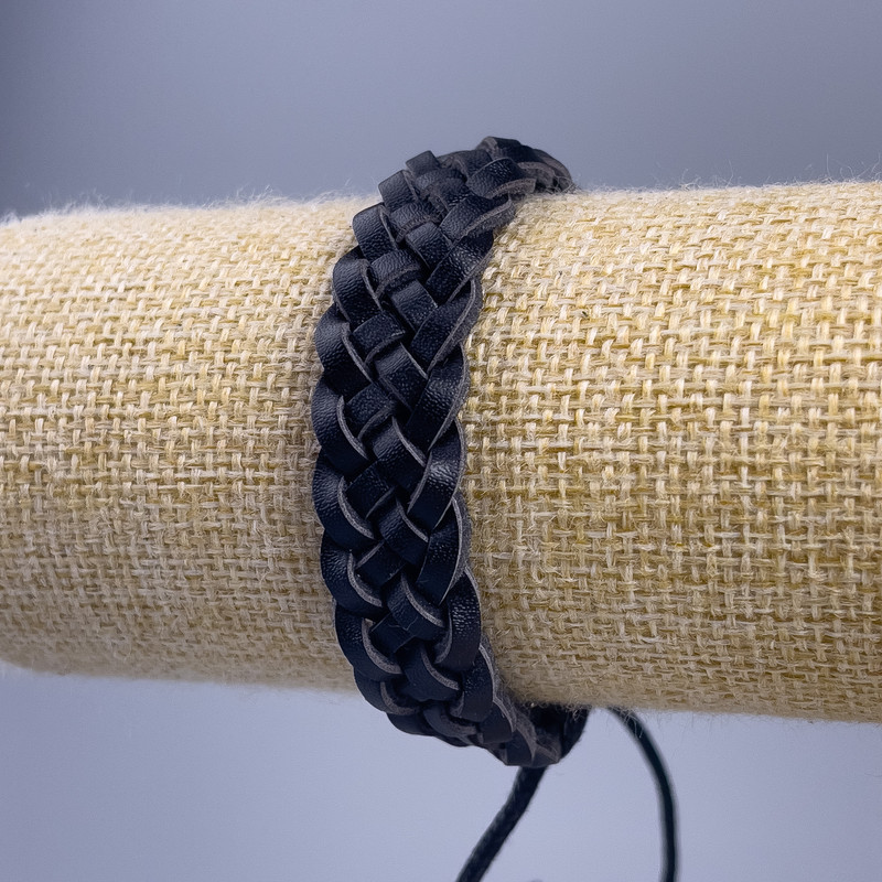 Bransoleta z czarnej eko-skóry, długość 18–25 cm, grubość 14 mm, kolor czarny, na ściągaczu