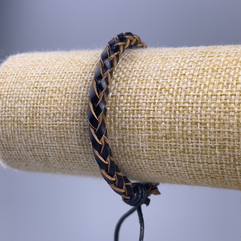 Bransoletka, długość 18–25 cm, grubość 7 mm, eko-skóra, kolor czarny, na zapięciu