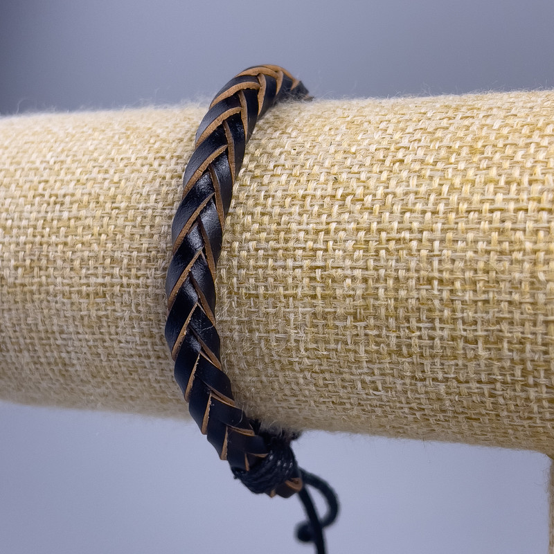Bransoletka, długość 18–25 cm, grubość 7 mm, czarna ekoskóra na zapięciu regulowanym