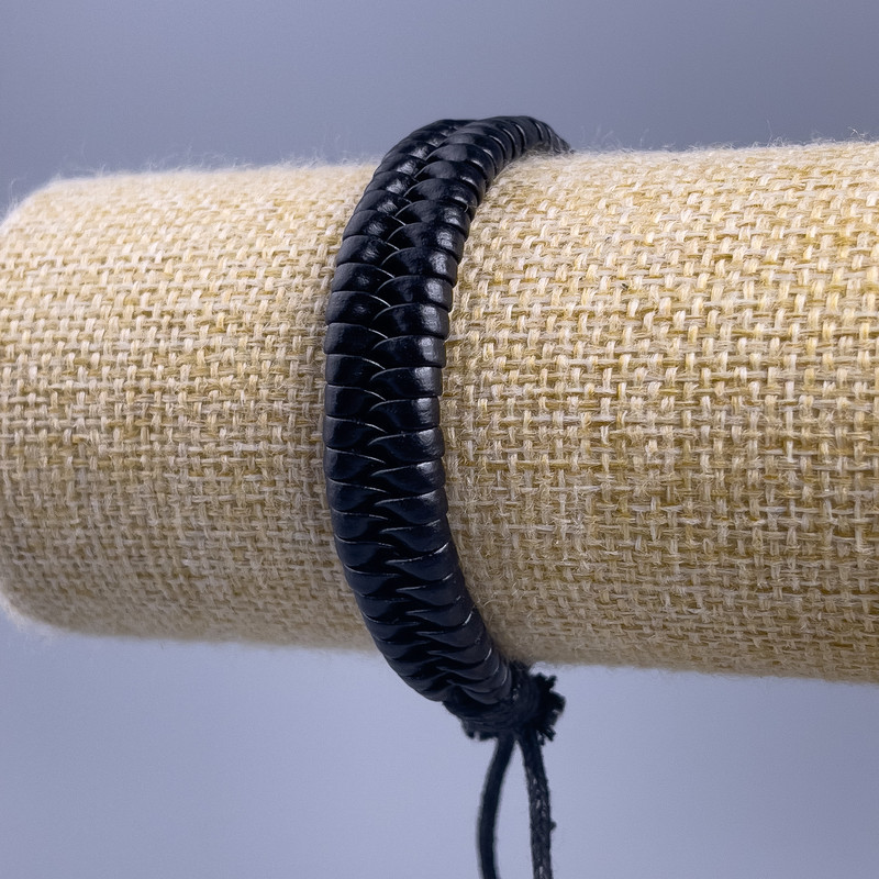 Bransoletka, długość 18-25 cm, grubość 11 mm, ekoskóra, kolor czarny, na zapięciu