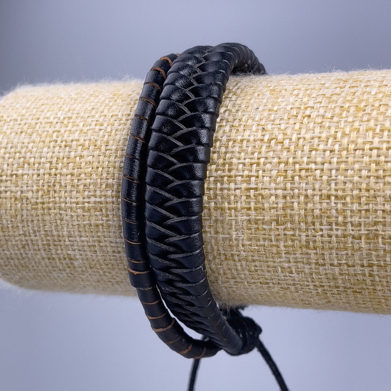 Bransoleta, długość 18–25 cm, grubość 13 mm, ekoskóra, kolor czarny, na regulowanym zapięciu