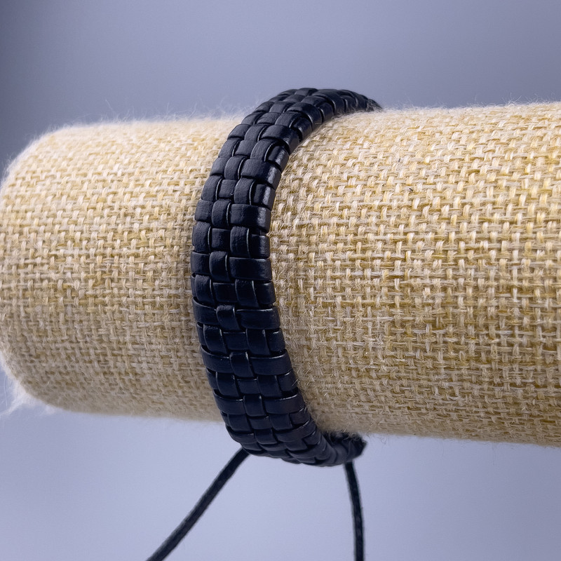 Bransoleta, długość 18–25 cm, grubość 12 mm, ekoskóra, kolor czarny, na zapięcie regulowane