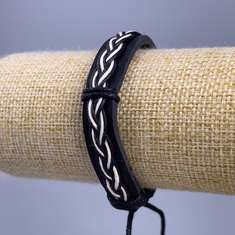 Bransoletka, długość 18–25 cm, grubość 12 mm, ekoskóra, kolor czarny z białymi akcentami, na regulowanym zapięciu