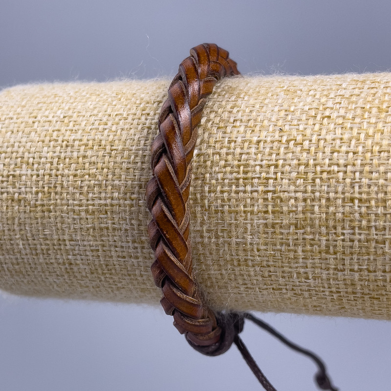 Bransoletka, długość 18–25 cm, grubość 7 mm, ekoskóra, kolor jasnobrązowy, na zapięciu