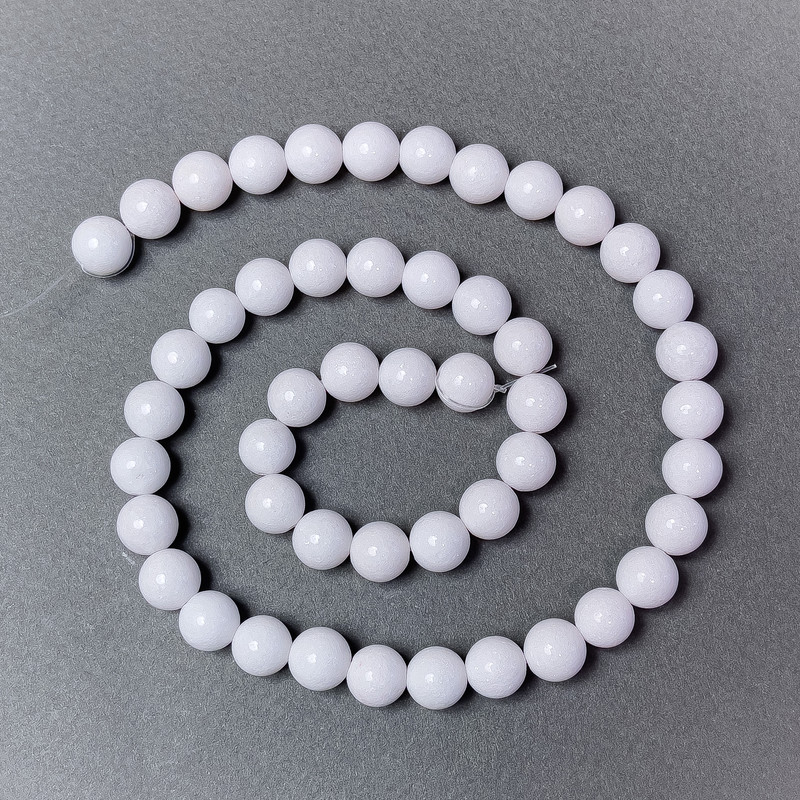 Koraliki z białego agatu (prasowane) – gładkie kulki, średnica 8 mm, długość ok. 40 cm na nici