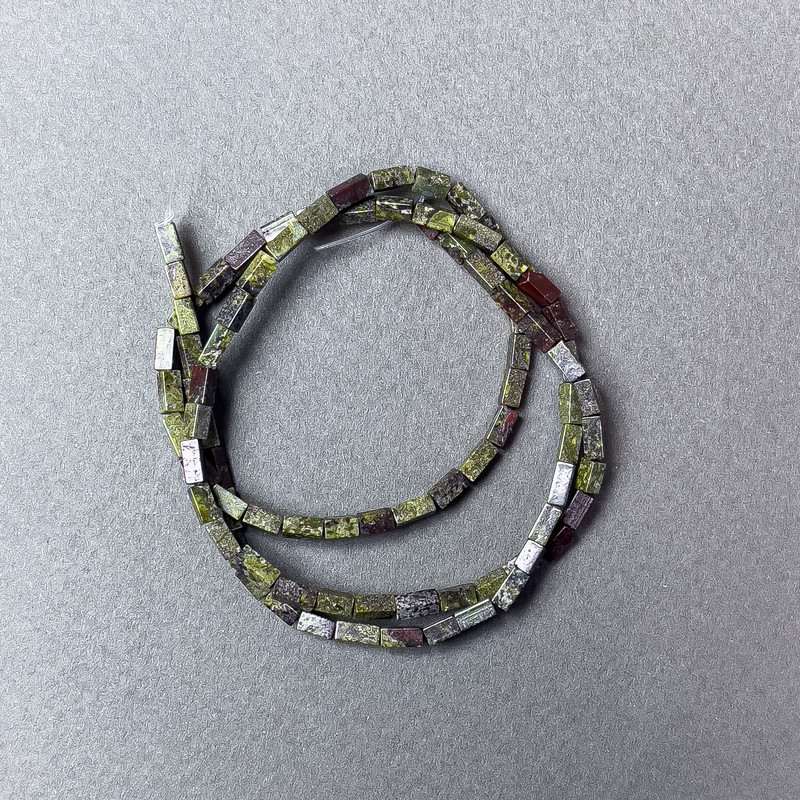 Koraliki jaspisu „Krew Smoka” – naturalny kamień, prostokątne, wymiary około 2×4,5 mm, długość 38 cm na żyłce